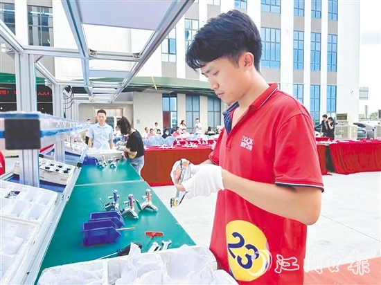 比赛现场，参赛选手们纷纷亮出“看家本领”。