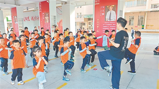 共和镇中心小学成立跆拳道社团,通过社团训练和活动,为学生提供超越自我、展现才艺的机会。 共和镇中心小学成立跆拳道社团,通过社团训练和活动,为学生提供超越自我、展现才艺的机会。