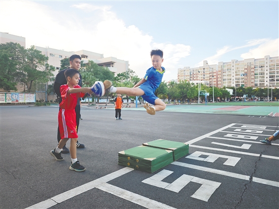 “小前辈”为新加入社团的同学表演跆拳道“品势”。 “小前辈”为新加入社团的同学表演跆拳道“品势”。