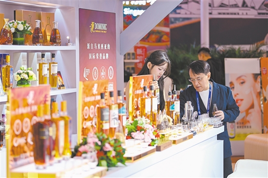 第二十二届中国国际农产品交易会吸引3000余家展商参展,参展产品约2.5万种。 第二十二届中国国际农产品交易会吸引3000余家展商参展,参展产品约2.5万种。