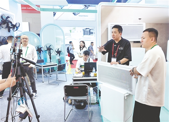 广交会上,蓬江企业小崧科技直播带货。 广交会上,蓬江企业小崧科技直播带货。