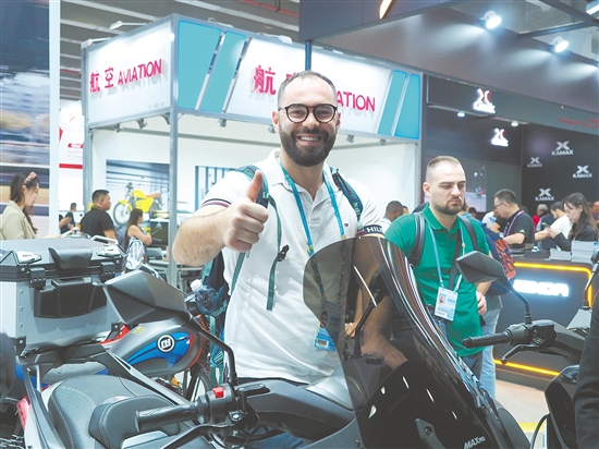 外国客商点赞“蓬江制造”摩托车。张泽彬 外国客商点赞“蓬江制造”摩托车。张泽彬
