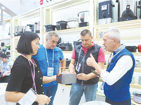 江门市南光电器实业有限公司展位上,来自澳大利亚的客商一眼就相中了便携式加热便当盒。张泽彬 江门市南光电器实业有限公司展位上,来自澳大利亚的客商一眼就相中了便携式加热便当盒。张泽彬