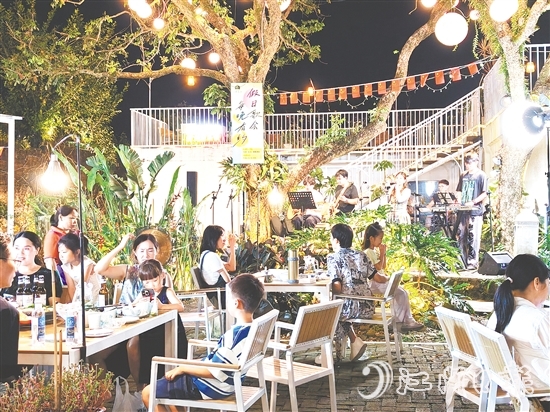 今年国庆、中秋“双节”假期，簕菜文化创意园内游人如织。