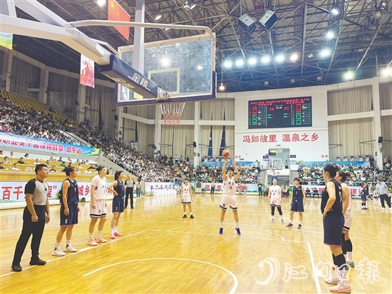 广东女篮(白色球衣)与北京女篮展开对决,为球迷献上一场体育盛宴。 广东女篮(白色球衣)与北京女篮展开对决,为球迷献上一场体育盛宴。