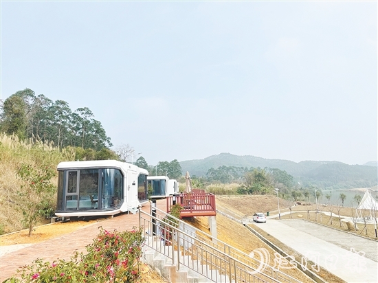 ▲围绕蓝田水闸打造的休闲场景更让人流连忘返。图为太空舱民宿。