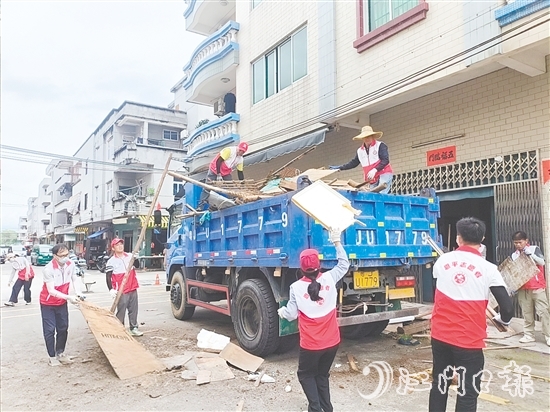 恩平市水利系统干部职工积极参与环境整治。