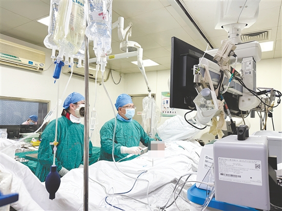 江门市中心医院医疗团队对患者施行射频消融手术。