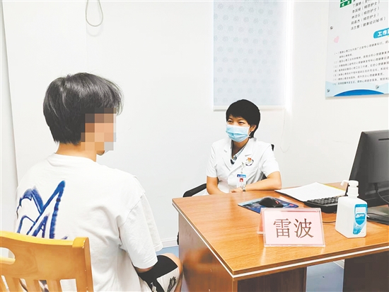 心理医生为来访者提供建议。