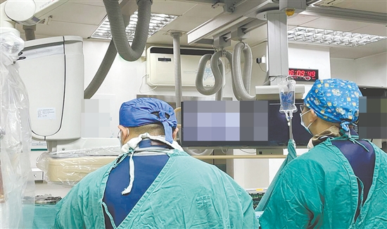 医生在进行手术。