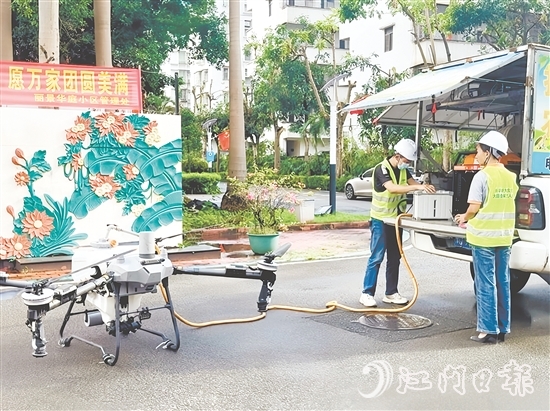 开平市新大农机有限公司的专业团队利用无人机开展消杀作业。