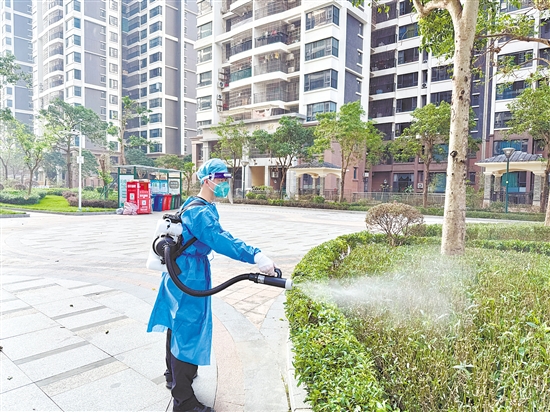 开平边检站积极助力我市防蚊灭蚊，对灌木丛根部、排水沟等隐蔽点位喷洒药剂。