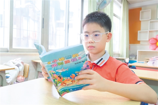 谢俊楠在阅读自己的作品。 谢俊楠在阅读自己的作品。