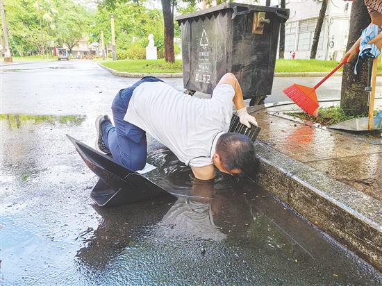 冯志明在清理下水道。