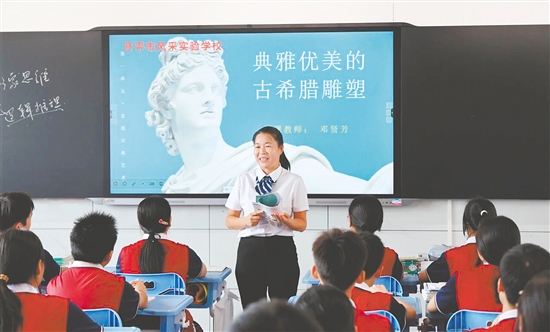 邓贤芳坚持“以学生为中心”，打造“有趣、有料、有效、有人”的课堂。受访者供图