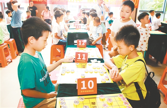 学生们在学习棋艺的过程中提升素养。