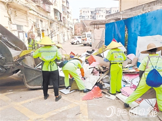 针对重点场所，区城市管理综合执法局统筹应急力量开展专项行动。图为环卫工人正在清运垃圾。