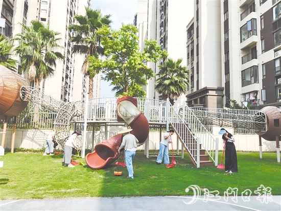 大家一起动手清洁环境，消除蚊虫孳生隐患，创建干净整洁人居环境。