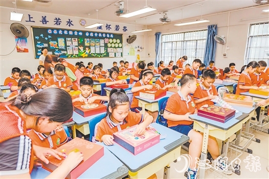 学生充分发挥创意，将废旧月饼盒变废为宝，制作成时钟表盘、冰箱贴等。