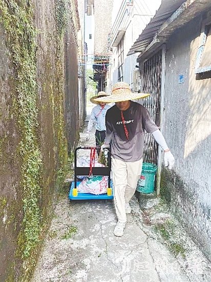 社区干部、志愿者深入冷巷,清理垃圾和杂物。 社区干部、志愿者深入冷巷,清理垃圾和杂物。