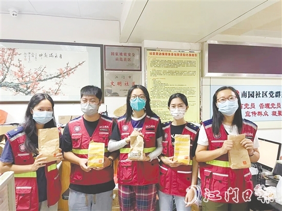 会城街道南园社区工作人员领取“爱心早餐”。 会城街道南园社区工作人员领取“爱心早餐”。