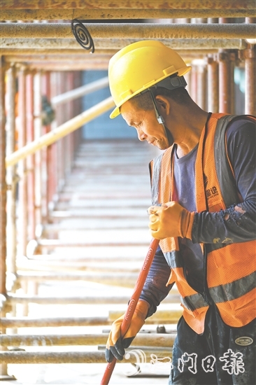 钢架之间,墙角之处,一串串蚊香悬挂着,形成无形的防护屏障。 钢架之间,墙角之处,一串串蚊香悬挂着,形成无形的防护屏障。