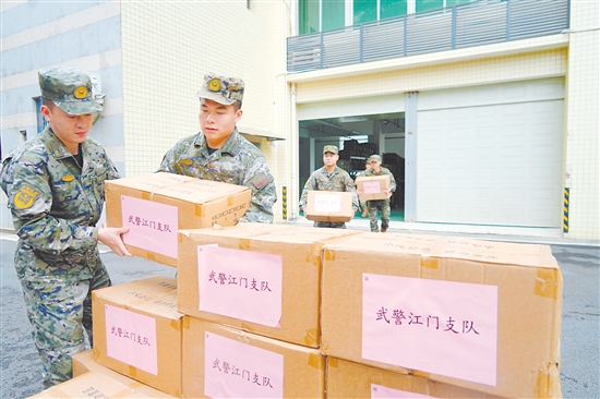 武警江门支队官兵搬运防疫捐赠物资。 武警江门支队官兵搬运防疫捐赠物资。