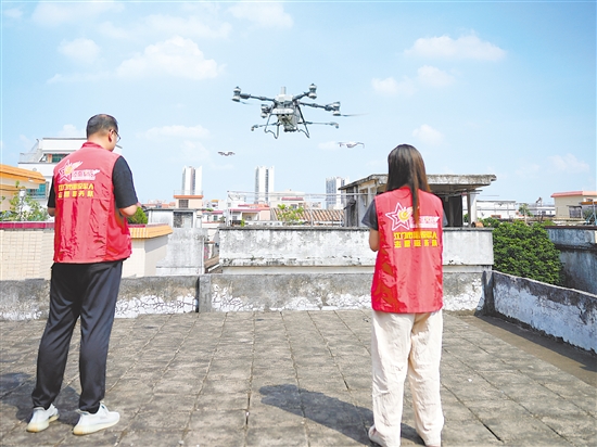 侨都星火无人机分队开展空中立体巡查和消杀。 侨都星火无人机分队开展空中立体巡查和消杀。