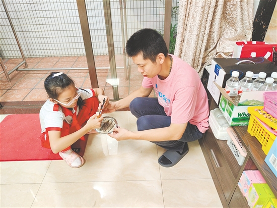 少先队员化身“防蚊宣传员”,带动家人一起防蚊灭蚊。 少先队员化身“防蚊宣传员”,带动家人一起防蚊灭蚊。