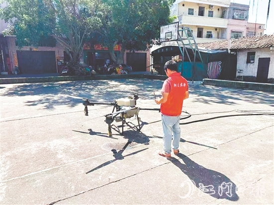 阳光农险江门中支利用无人机,开启“科技灭蚊”模式。 阳光农险江门中支利用无人机,开启“科技灭蚊”模式。