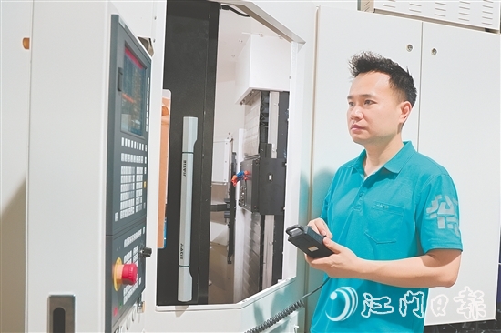 赵飞麒在细心检查控制系统。 赵飞麒在细心检查控制系统。