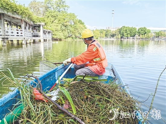 鹤山市对公园、景区开展环境治理,清理岸坡垃圾杂草和水面漂浮物。 鹤山市对公园、景区开展环境治理,清理岸坡垃圾杂草和水面漂浮物。