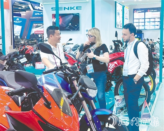 鹤山国机南联摩托车工业有限公司旗下森科摩托携多款创新车型亮相本届广交会,首期展会接待客商约150批次。 鹤山国机南联摩托车工业有限公司旗下森科摩托携多款创新车型亮相本届广交会,首期展会接待客商约150批次。