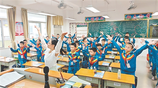 在音乐课上,蔡莹莹与学生一起唱歌跳舞。 在音乐课上,蔡莹莹与学生一起唱歌跳舞。