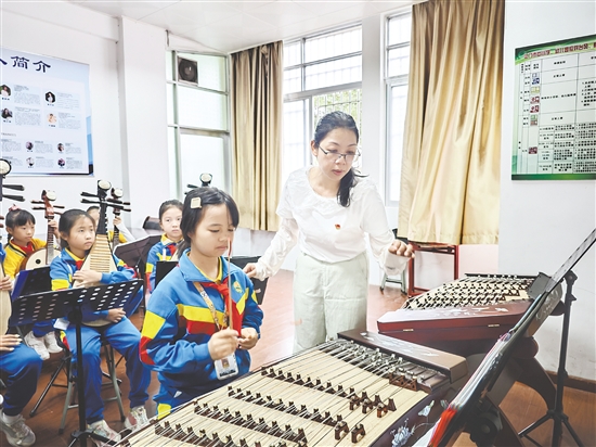 在学校民乐团早训中,蔡莹莹为学生提供指导。 在学校民乐团早训中,蔡莹莹为学生提供指导。