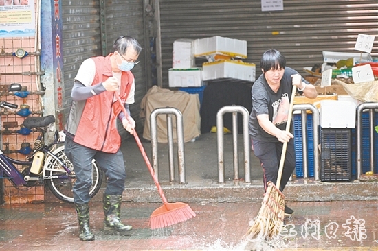 市民与志愿者一同清扫街道。