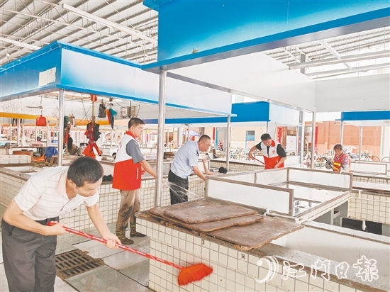 恩平市动员行业协会、市场管理方和商户，清理市场内的积水、垃圾和卫生死角。