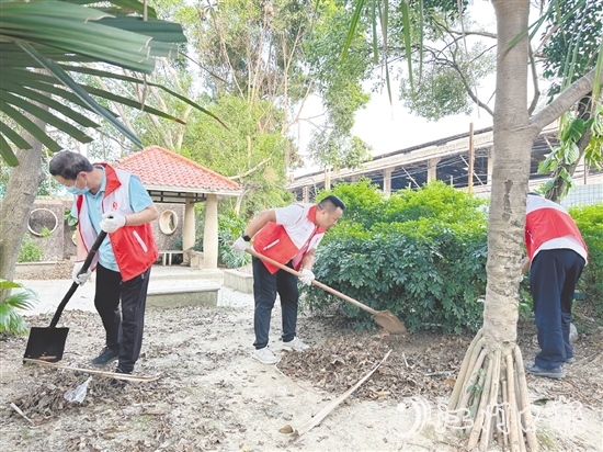 工业企业响应号召，掀起环境整治热潮，发动员工参与室内外环境清理。