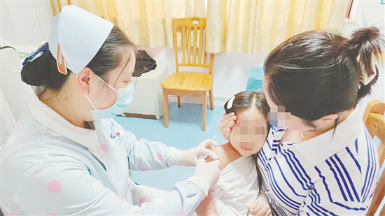 医护人员为孩子接种流感疫苗。