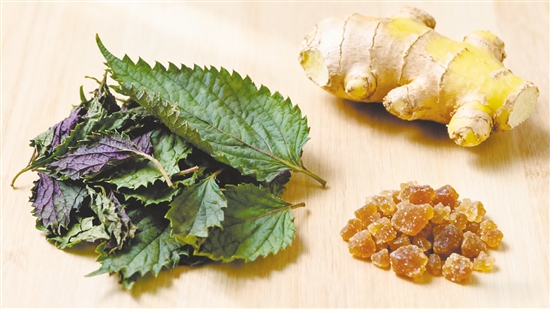 紫苏和生姜搭配,既能护脾胃,又能解腻去腥,堪称吃蟹的“黄金茶饮”。 紫苏和生姜搭配,既能护脾胃,又能解腻去腥,堪称吃蟹的“黄金茶饮”。