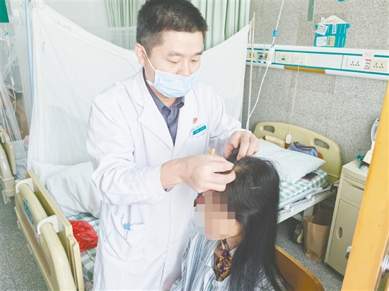 医生为患者进行针灸治疗。