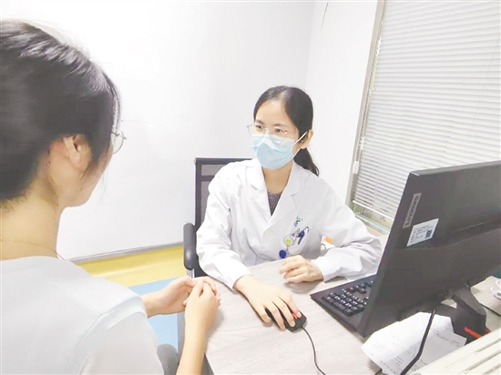 医生为来访者提供睡眠建议。