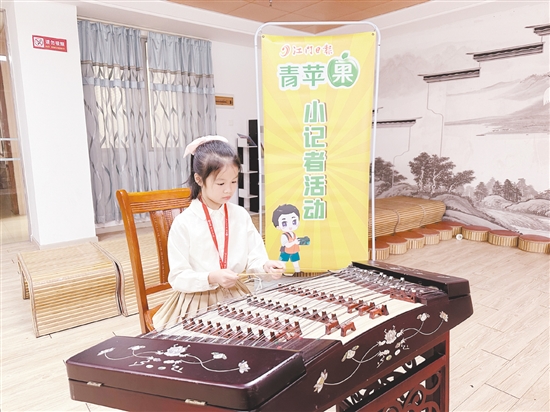 小记者面试中，选手自信地展示才艺。