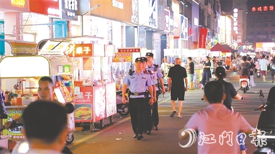开平公安每日投入410人次警力，规划68条巡逻路线，采取“步巡+车巡”相结合模式，最大限度将警力摆上街面。