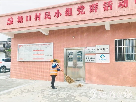 塘口村民小组的保洁员每天都要清扫村庄。