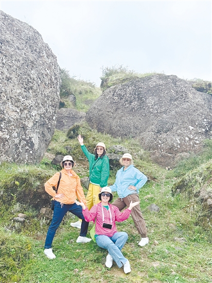 银发族热衷旅游。 银发族热衷旅游。