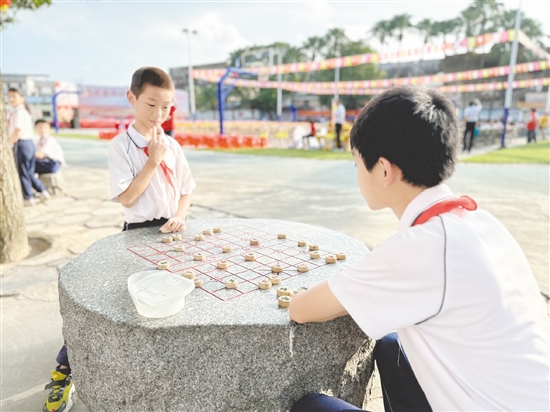 在育英小学，学生们学习中国象棋的积极性很高。