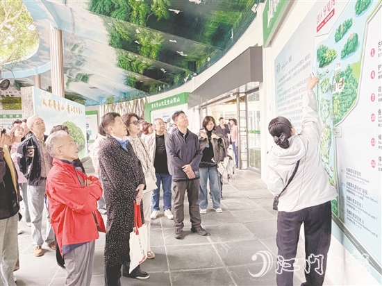 中国广播剧研究会的专家学者走进小鸟天堂国家湿地公园,挖掘创作素材。 中国广播剧研究会的专家学者走进小鸟天堂国家湿地公园,挖掘创作素材。