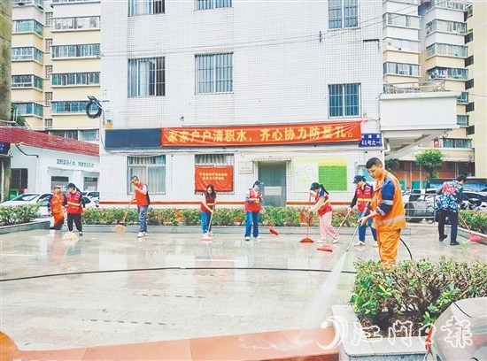 圭峰会城聚焦社区广场、公园等重点区域，开展环境整治行动，营造整洁舒适的人居环境。