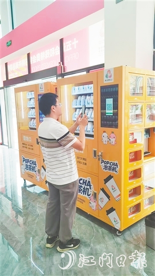 市民可以在智能泡茶机上扫二维码买茶、泡茶,非常方便。 市民可以在智能泡茶机上扫二维码买茶、泡茶,非常方便。